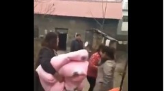 「你給拿走」貧農怒扔村官年節慰問物資(視頻圖)