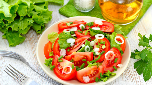 无论是生食或煮熟西红柿，都要加一些脂肪，如：橄榄油等。