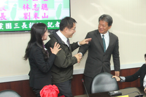 黃偉哲（中）與郭信良（右）出席民進黨台南市議會黨團幹部就任儀式，兩個人禮貌性握手致意。