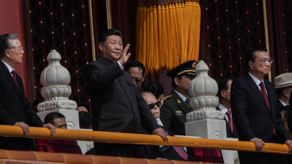 台媒报导说，站在天安门城楼上的一整排要员里，习近平的权威，足可与挂在他正下方像框里的毛泽东相比拟。