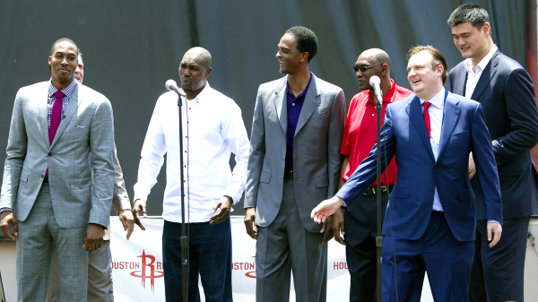 2013年，休斯敦火箭隊總經理莫雷（右二）、姚明（右一）與其他火箭隊球員。