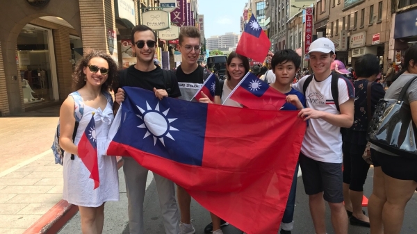 来自意大利和法国的朋友，觉得参与中华民国国庆是很好玩的活动，也很有意思。