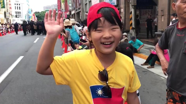 十歲小妹妹第一次穿著國旗服參加國慶，也祝中國民國生日快樂。