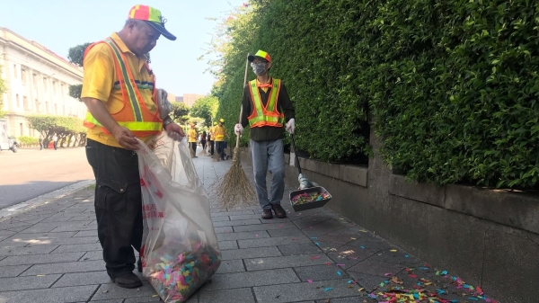 国庆日结束后清洁人员忙着打扫街道。