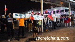 香港網民發起「青天白日滿地紅遍香江」活動，不少市民到尖沙咀海旁揮舞國旗。（圖片來源：周秀文／看中國攝影）
