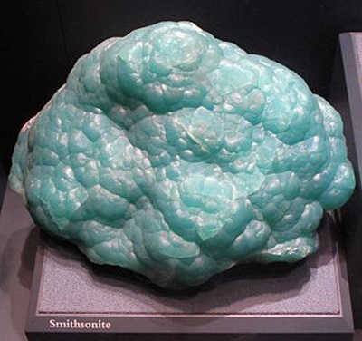 以史密森名字命名的菱锌矿石。