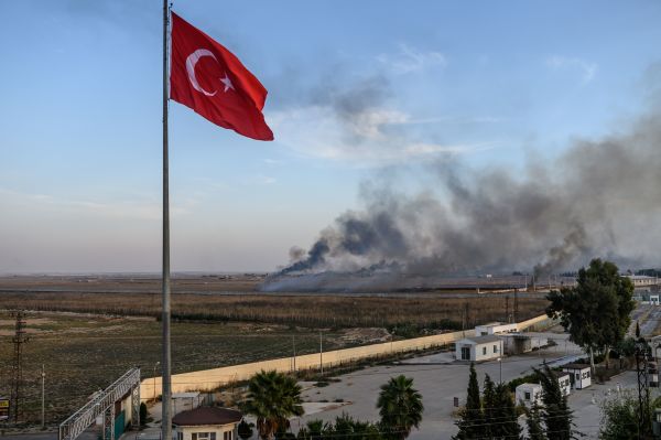 2019年10月10日，土耳其武装在对靠近边境的叙利亚城镇塔尔阿比亚德（Tal Abyad）发动袭击。