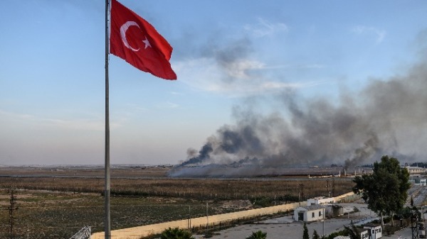 2019年10月10日，土耳其武装在对靠近边境的叙利亚城镇塔尔阿比亚德（Tal Abyad）发动袭击