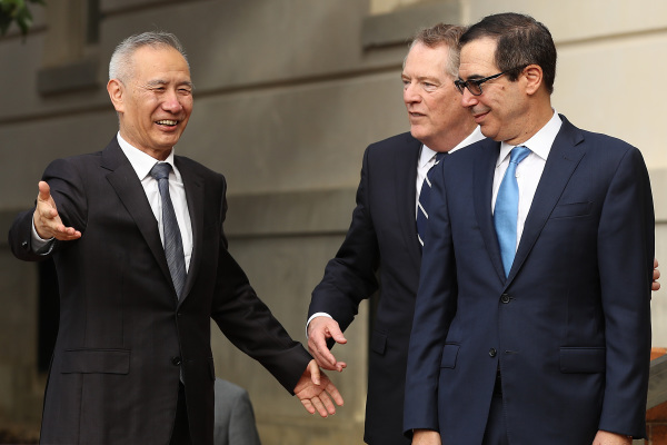2019年10月10日，中国副总理刘鹤到华盛顿特区开始新一轮贸易谈判，美国贸易代表莱特希泽和财长姆努钦迎接。