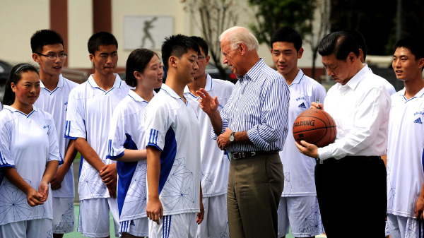 2011年，習近平和拜登在四川一所高中。（圖片來源：PETER PARKS/AFP/Getty Images）