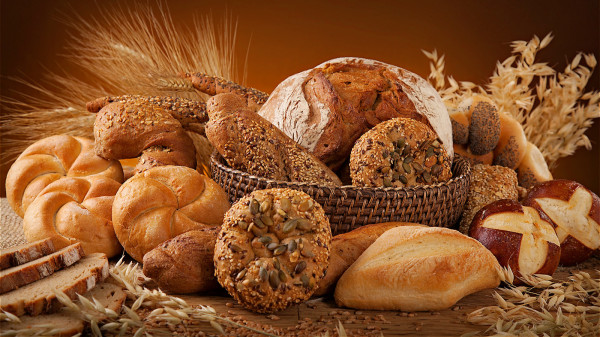 面包中含许多糖分和碳水化合物，经常以面包当早餐，血糖十分容易升高。