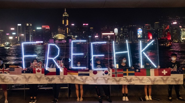 香港人带着FREE HK的灯牌参加抗争活动。