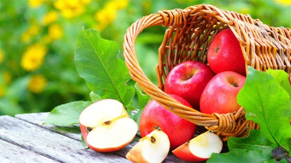維生素能把吸入身體的菸盡可能的排除掉，吃些蘋果、橙子等都很好。