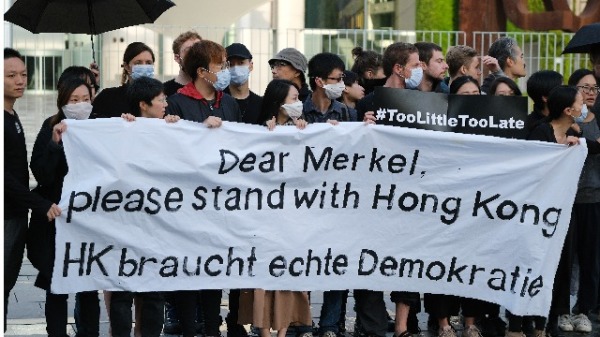 图为2019年，身在德国的香港示威人士向总理默克尔请愿。（图片来源：Sean Gallup/Getty Images）