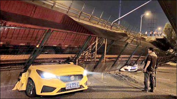江蘇無錫北環路附近一高架橋10日晚間突然發生倒塌。