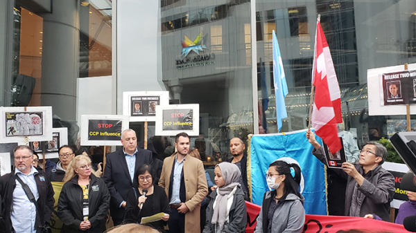 2019年9月25日，民眾在溫哥華市中心舉標語呼口號反對中國介入加拿大國內政治。