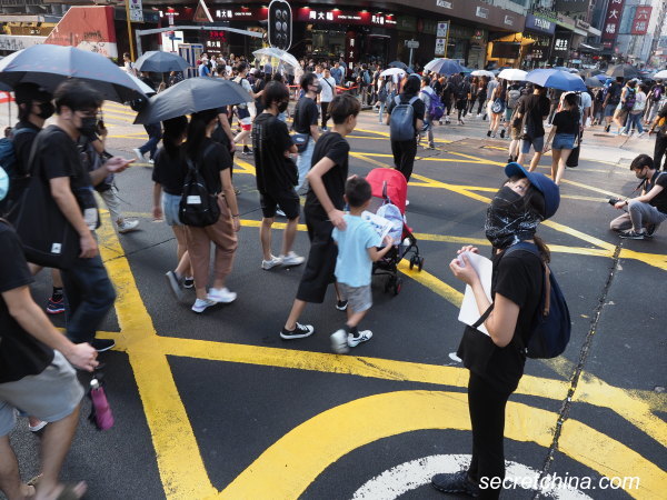 指控警方性暴力香港女生遭騷擾