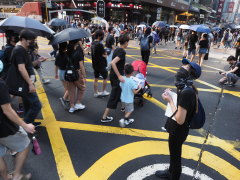 指控警方性暴力香港女生遭騷擾(圖)