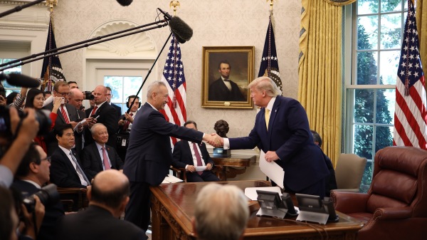 2019年10月，美中达成第一阶段协议。图为川普在椭圆形办公室会见中方代表刘鹤。