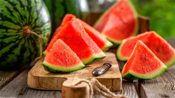西瓜不仅香甜多汁且又解暑气是消暑的好水果。