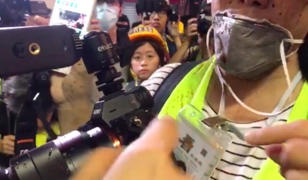香港示威者質疑假記者