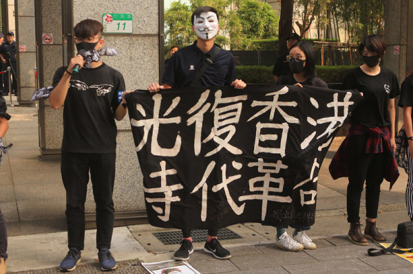 來自東吳、政大等多校的在台港生及聲援者，穿著黑衣到香港經濟貿易文化辦事處外，抗議港警暴行以及港府推動「禁蒙面法」。