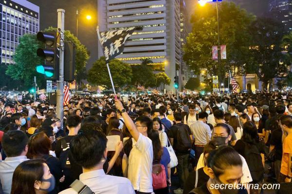 10月14晚，香港民众集会抗争。