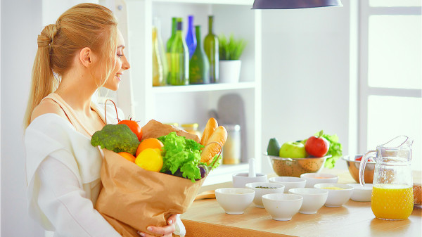 多吃蔬菜、水果能补充维生素、矿物质和身体必需的营养素，预防疾病。