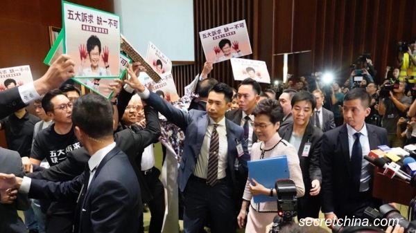 香港特首林郑月娥到立法会宣读施政报告，场内外皆遭到抗议，最终被迫中断，民主派议员促下台，要求回应五大诉求及追究警队滥暴。（摄影：周秀文／看中国）