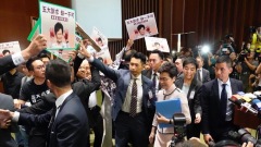 林鄭宣讀施政報告中斷泛民促下台與追究警暴(組圖)