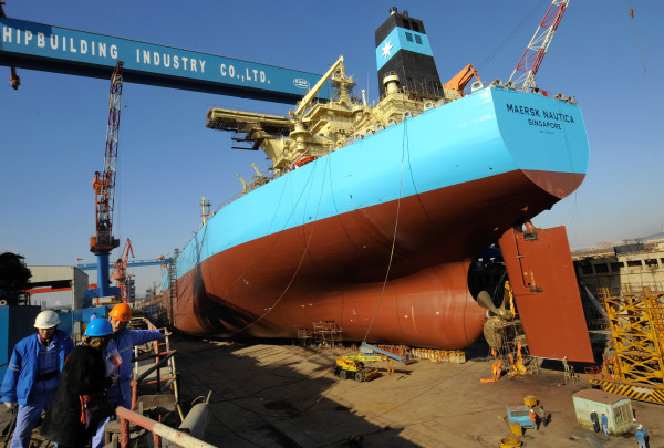 2008年2月15日，大连造船厂正在建造一艘30万吨油轮。