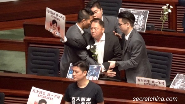 香港民主派立法会议员向特首林郑月娥抗议，答问大会多次被中断，多人被逐出会议厅。（图片来源：周秀文／看中国摄影）