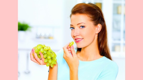 葡萄含有大量葡萄多酚，具有抗氧化功能，能有效延缓衰老。