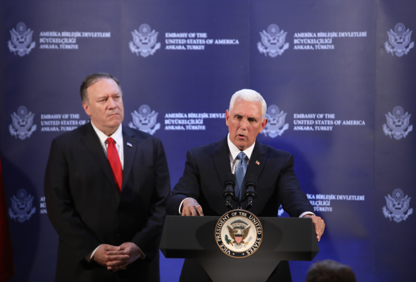 2019年10月17日，美国副总统彭斯与国务卿篷佩奥在土耳其安卡拉的美国大使馆举行新闻发布会。