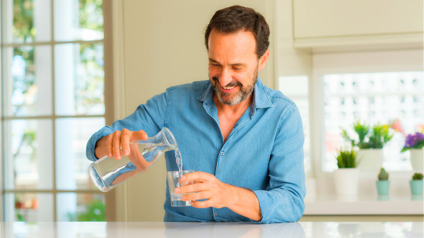 避免尿酸在體內沉積，控制體內尿酸值，要多喝水。