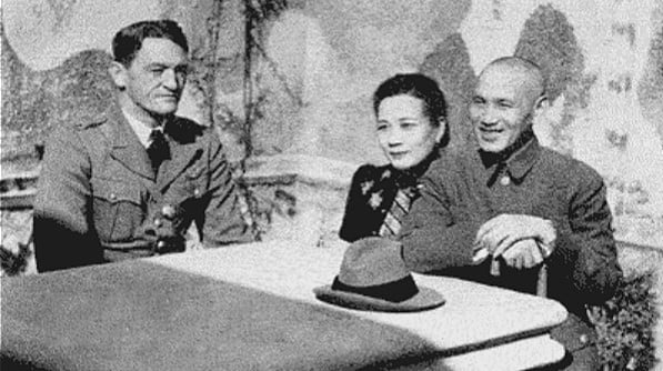 1940年蔣介石、宋美齡和陳納德合影。