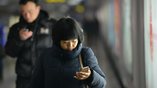 美國紐約市一名華裔女子日前通過微信搖一搖，認識一名自稱是投資專家的人，結果荷包瘦很大……圖文無關。