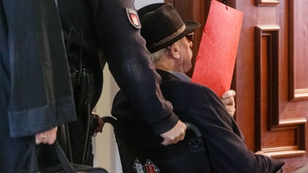 93岁的前納粹集中營警衛布魯諾于2019年10月17日到达汉堡法庭时遮住了脸。 