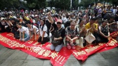 哭訴遭騙千億逾150中國人馬國下跪唱國歌(圖)