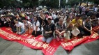 哭诉遭骗千亿逾150中国人马国下跪唱国歌(图)