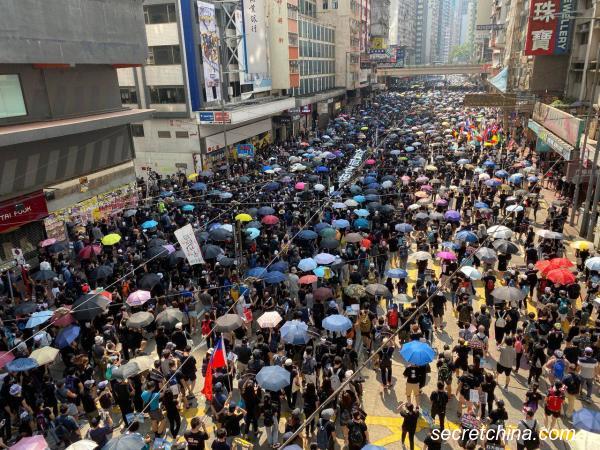 中共建政日70周年当天，香港民众上街“国殇”大游行，此外也发起了“十一国殇遍地开花集会”。
