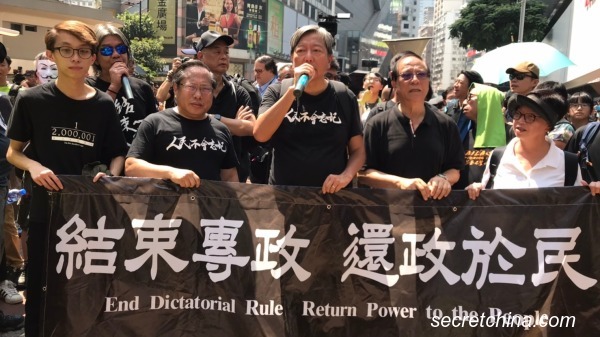 图为香港泛民领袖在2019年10月1日发起国殇游行日游行。（图片来源：周秀文/看中国）