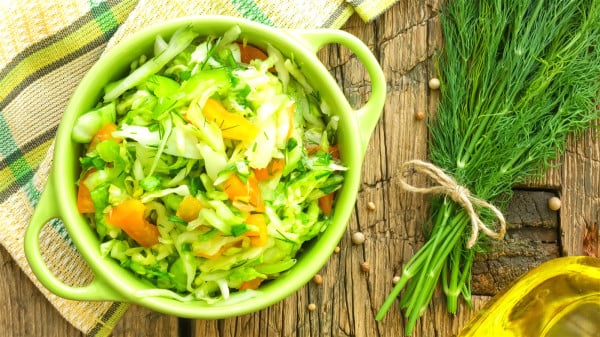多吃蔬菜有利于肠道的蠕动和健康，一定程度上减少口臭的发生。