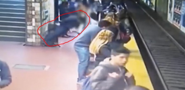 地铁来了：男子突然晕倒将前面女子撞下站台