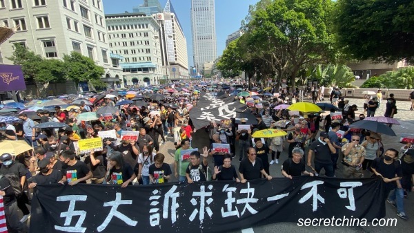 超过35万港人参加九龙大游行，继续争取五大诉求及谴责警方暴力滥捕。（图片来源：周秀文／看中国摄影）