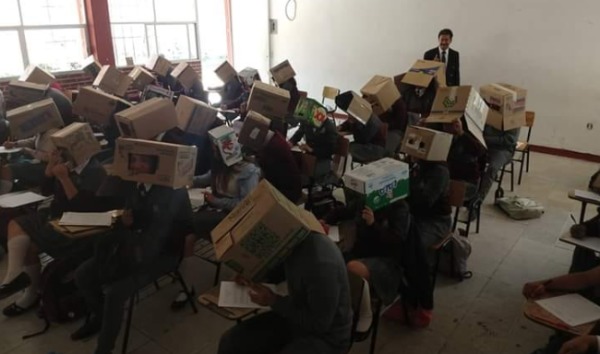学生被要求头套纸箱考试校方挨轰