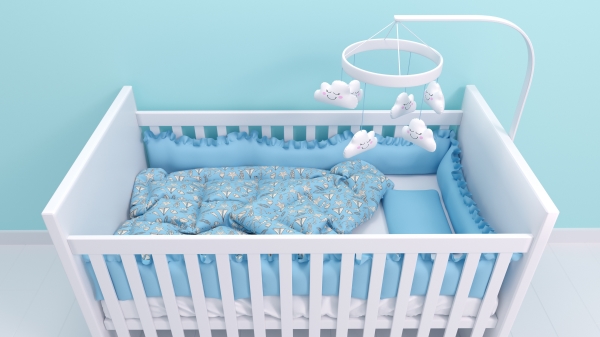 父母千万不要与新生儿同睡，得把他们放在婴儿床上睡觉。