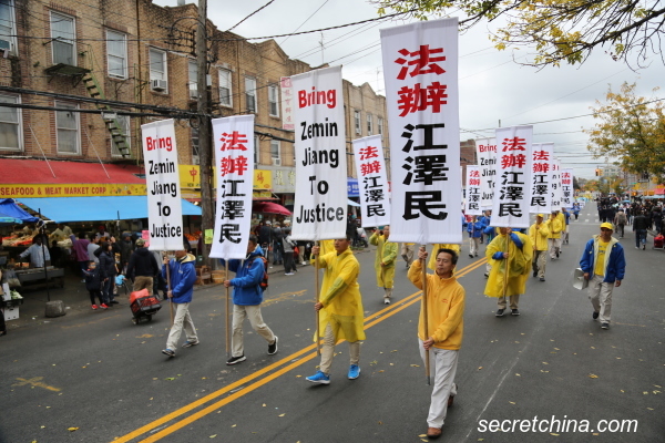 2019年10月20日中午，近千名法輪功學員在紐約第三大華人社區——布碌侖八大道舉行盛大遊行
