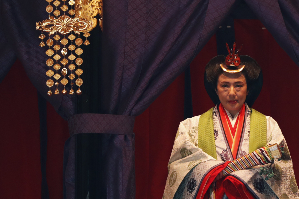 日本王后朝服高贵漂亮 背后却有“辛酸”