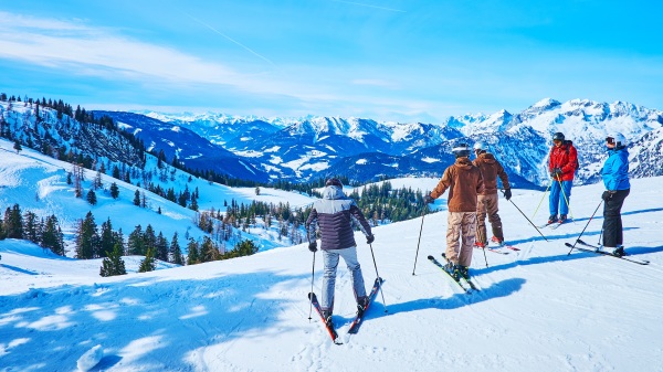 在山坡上步行或滑雪，一般都會覺得下坡容易上坡難。（圖片來源：Adobe Stock）